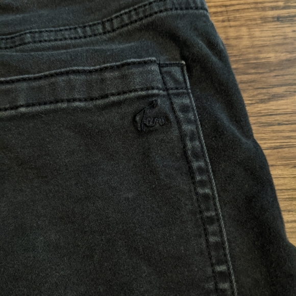 Two by Vince Camuto Black Bermuda Shorts - Picture 5 of 6